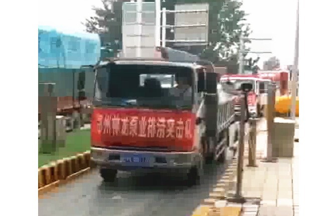 我公司新組織的搶險(xiǎn)排澇設(shè)備及人員，出發(fā)馳援焦作災(zāi)區(qū)，兄弟們辛苦了，加油！