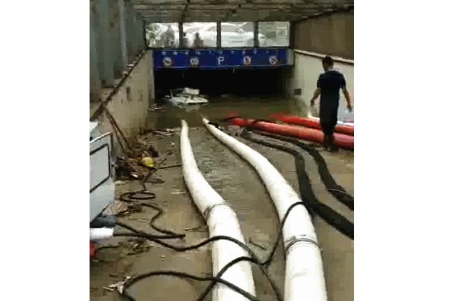 二環(huán)支路沙口路，山東消防兩臺(tái)，我們?nèi)_(tái)潛水泵同時(shí)運(yùn)行，一切正常了