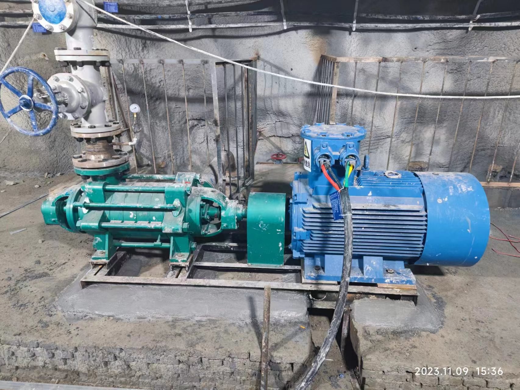 河南某金礦主排水泵安裝完成，即將投入使用